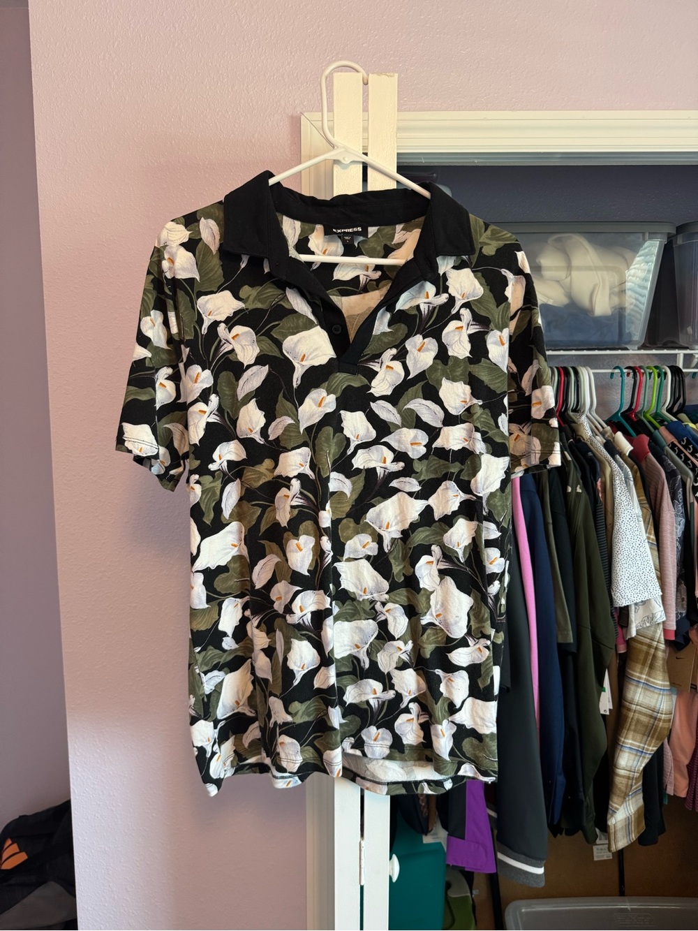 Express Men’s Black Floral Large Short Sleeve Polo Shirt. Gently Used